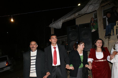 Yüksekova'da 21-22 Kasım 2009 tarihleri arasında evlenen bazı çiftleri sizler için sayfamıza taşıdık.