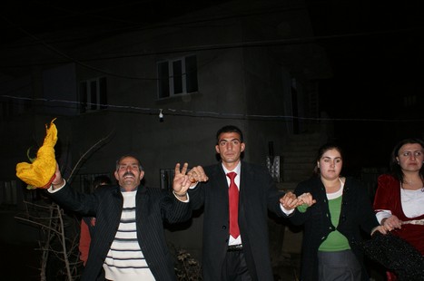 Yüksekova'da 21-22 Kasım 2009 tarihleri arasında evlenen bazı çiftleri sizler için sayfamıza taşıdık.