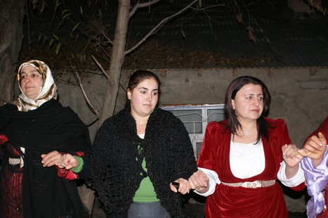 Yüksekova'da 21-22 Kasım 2009 tarihleri arasında evlenen bazı çiftleri sizler için sayfamıza taşıdık.