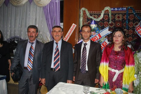 Yüksekova'da 21-22 Kasım 2009 tarihleri arasında evlenen bazı çiftleri sizler için sayfamıza taşıdık.