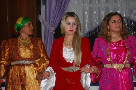 Yüksekova'da 21-22 Kasım 2009 tarihleri arasında evlenen bazı çiftleri sizler için sayfamıza taşıdık.