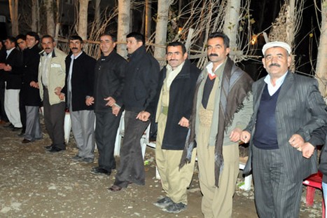 Yüksekova'da 21-22 Kasım 2009 tarihleri arasında evlenen bazı çiftleri sizler için sayfamıza taşıdık.