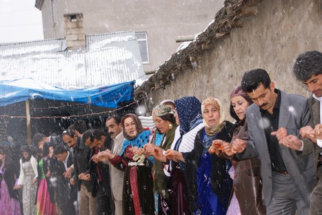 Yüksekova'da 21-22 Kasım 2009 tarihleri arasında evlenen bazı çiftleri sizler için sayfamıza taşıdık.