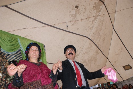 Yüksekova'da 21-22 Kasım 2009 tarihleri arasında evlenen bazı çiftleri sizler için sayfamıza taşıdık.