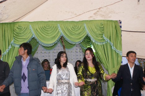 Yüksekova'da 21-22 Kasım 2009 tarihleri arasında evlenen bazı çiftleri sizler için sayfamıza taşıdık.