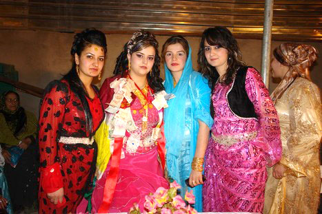 Yüksekova'da 21-22 Kasım 2009 tarihleri arasında evlenen bazı çiftleri sizler için sayfamıza taşıdık.