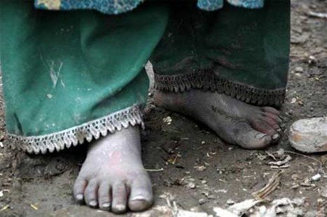 İşgal ve iç savaşın pençesindeki Afganistan'da halk, açlık ve yoksulluk içinde yaşam mücadelesi veriyor. Bu mücadelenin ortasında sıkışıp kalan en çok da çocuklar