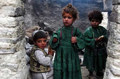 İşgal ve iç savaşın pençesindeki Afganistan'da halk, açlık ve yoksulluk içinde yaşam mücadelesi veriyor. Bu mücadelenin ortasında sıkışıp kalan en çok da çocuklar