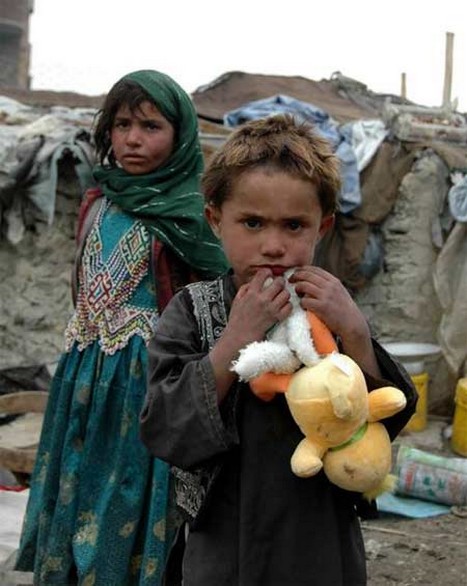 İşgal ve iç savaşın pençesindeki Afganistan'da halk, açlık ve yoksulluk içinde yaşam mücadelesi veriyor. Bu mücadelenin ortasında sıkışıp kalan en çok da çocuklar