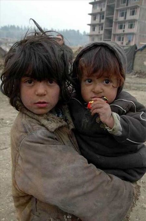İşgal ve iç savaşın pençesindeki Afganistan'da halk, açlık ve yoksulluk içinde yaşam mücadelesi veriyor. Bu mücadelenin ortasında sıkışıp kalan en çok da çocuklar