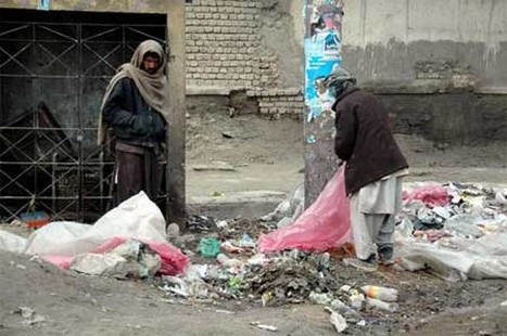 İşgal ve iç savaşın pençesindeki Afganistan'da halk, açlık ve yoksulluk içinde yaşam mücadelesi veriyor. Bu mücadelenin ortasında sıkışıp kalan en çok da çocuklar