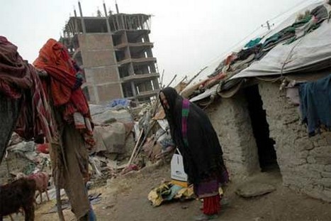 İşgal ve iç savaşın pençesindeki Afganistan'da halk, açlık ve yoksulluk içinde yaşam mücadelesi veriyor. Bu mücadelenin ortasında sıkışıp kalan en çok da çocuklar