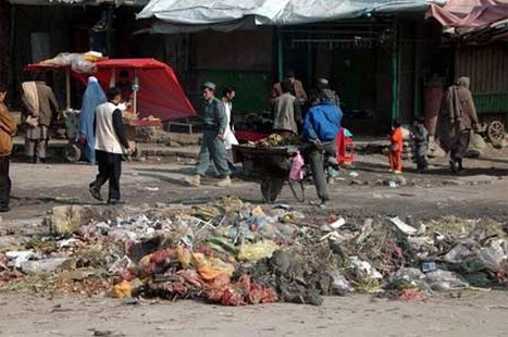 İşgal ve iç savaşın pençesindeki Afganistan'da halk, açlık ve yoksulluk içinde yaşam mücadelesi veriyor. Bu mücadelenin ortasında sıkışıp kalan en çok da çocuklar