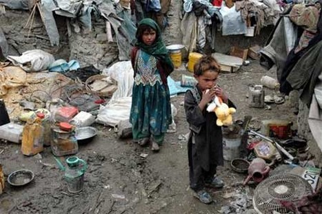 İşgal ve iç savaşın pençesindeki Afganistan'da halk, açlık ve yoksulluk içinde yaşam mücadelesi veriyor. Bu mücadelenin ortasında sıkışıp kalan en çok da çocuklar