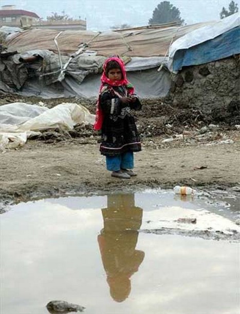 İşgal ve iç savaşın pençesindeki Afganistan'da halk, açlık ve yoksulluk içinde yaşam mücadelesi veriyor. Bu mücadelenin ortasında sıkışıp kalan en çok da çocuklar