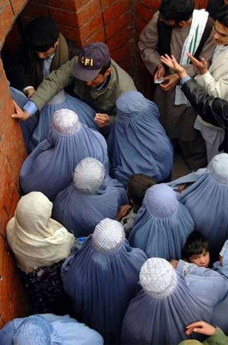 İşgal ve iç savaşın pençesindeki Afganistan'da halk, açlık ve yoksulluk içinde yaşam mücadelesi veriyor. Bu mücadelenin ortasında sıkışıp kalan en çok da çocuklar