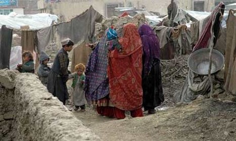 İşgal ve iç savaşın pençesindeki Afganistan'da halk, açlık ve yoksulluk içinde yaşam mücadelesi veriyor. Bu mücadelenin ortasında sıkışıp kalan en çok da çocuklar