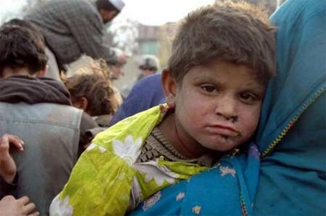 İşgal ve iç savaşın pençesindeki Afganistan'da halk, açlık ve yoksulluk içinde yaşam mücadelesi veriyor. Bu mücadelenin ortasında sıkışıp kalan en çok da çocuklar