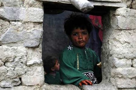 İşgal ve iç savaşın pençesindeki Afganistan'da halk, açlık ve yoksulluk içinde yaşam mücadelesi veriyor. Bu mücadelenin ortasında sıkışıp kalan en çok da çocuklar