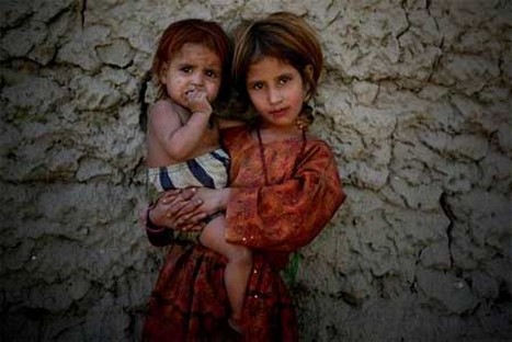 İşgal ve iç savaşın pençesindeki Afganistan'da halk, açlık ve yoksulluk içinde yaşam mücadelesi veriyor. Bu mücadelenin ortasında sıkışıp kalan en çok da çocuklar