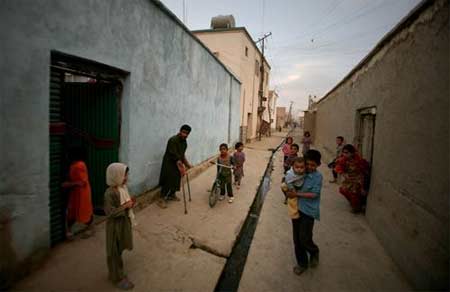 İşgal ve iç savaşın pençesindeki Afganistan'da halk, açlık ve yoksulluk içinde yaşam mücadelesi veriyor. Bu mücadelenin ortasında sıkışıp kalan en çok da çocuklar