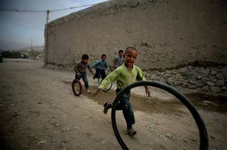 İşgal ve iç savaşın pençesindeki Afganistan'da halk, açlık ve yoksulluk içinde yaşam mücadelesi veriyor. Bu mücadelenin ortasında sıkışıp kalan en çok da çocuklar