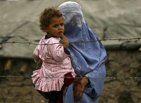 İşgal ve iç savaşın pençesindeki Afganistan'da halk, açlık ve yoksulluk içinde yaşam mücadelesi veriyor. Bu mücadelenin ortasında sıkışıp kalan en çok da çocuklar