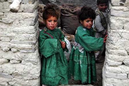 İşgal ve iç savaşın pençesindeki Afganistan'da halk, açlık ve yoksulluk içinde yaşam mücadelesi veriyor. Bu mücadelenin ortasında sıkışıp kalan en çok da çocuklar