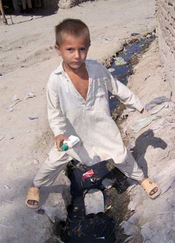 İşgal ve iç savaşın pençesindeki Afganistan'da halk, açlık ve yoksulluk içinde yaşam mücadelesi veriyor. Bu mücadelenin ortasında sıkışıp kalan en çok da çocuklar