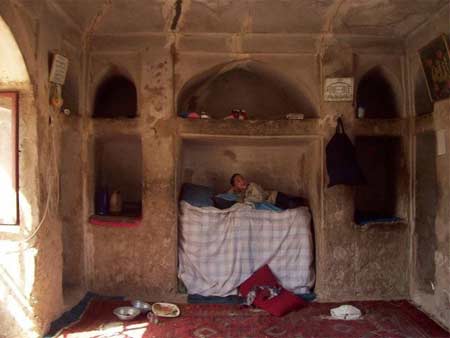 İşgal ve iç savaşın pençesindeki Afganistan'da halk, açlık ve yoksulluk içinde yaşam mücadelesi veriyor. Bu mücadelenin ortasında sıkışıp kalan en çok da çocuklar