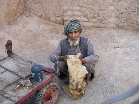 İşgal ve iç savaşın pençesindeki Afganistan'da halk, açlık ve yoksulluk içinde yaşam mücadelesi veriyor. Bu mücadelenin ortasında sıkışıp kalan en çok da çocuklar