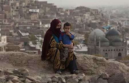İşgal ve iç savaşın pençesindeki Afganistan'da halk, açlık ve yoksulluk içinde yaşam mücadelesi veriyor. Bu mücadelenin ortasında sıkışıp kalan en çok da çocuklar