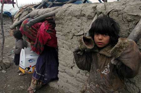 İşgal ve iç savaşın pençesindeki Afganistan'da halk, açlık ve yoksulluk içinde yaşam mücadelesi veriyor. Bu mücadelenin ortasında sıkışıp kalan en çok da çocuklar