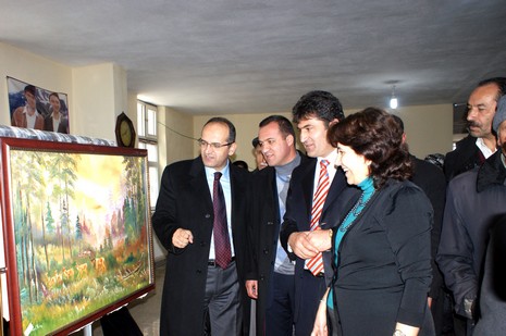 Yüksekova BDP İlçe  Binasında 34 Tablo Sergisi Açıldı