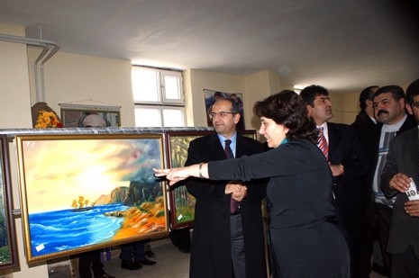 Yüksekova BDP İlçe  Binasında 34 Tablo Sergisi Açıldı