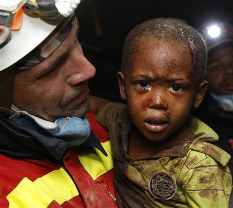 Haiti'de İnsanlar su ve gıda için savaşıyor. Cesetler ise kepçeyle toplanıyor 