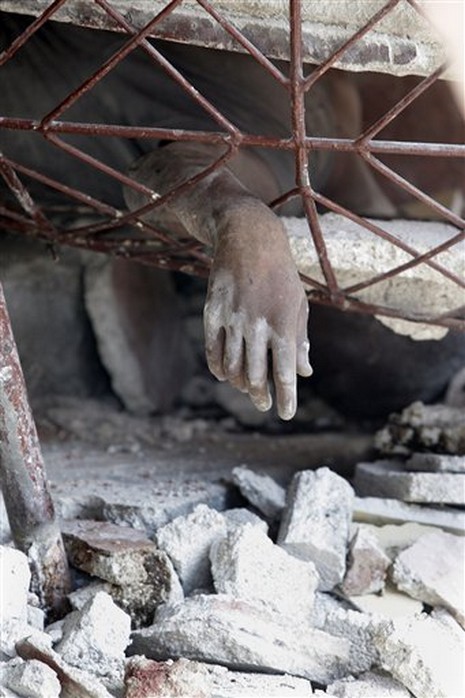 Haiti'de İnsanlar su ve gıda için savaşıyor. Cesetler ise kepçeyle toplanıyor 