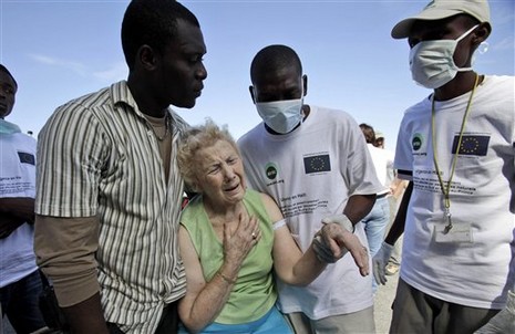 Haiti'de İnsanlar su ve gıda için savaşıyor. Cesetler ise kepçeyle toplanıyor 
