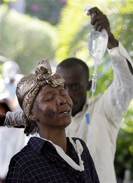 Haiti'de İnsanlar su ve gıda için savaşıyor. Cesetler ise kepçeyle toplanıyor 