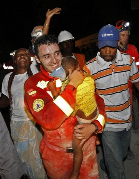 Haiti'de İnsanlar su ve gıda için savaşıyor. Cesetler ise kepçeyle toplanıyor 