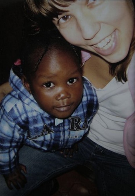 Haiti'de İnsanlar su ve gıda için savaşıyor. Cesetler ise kepçeyle toplanıyor 