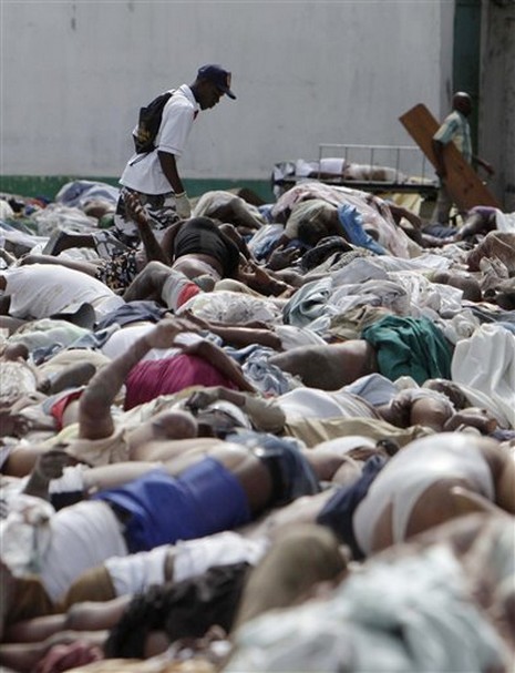 Haiti'de İnsanlar su ve gıda için savaşıyor. Cesetler ise kepçeyle toplanıyor 