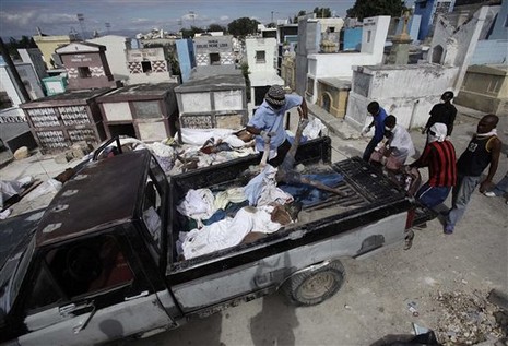 Haiti'de İnsanlar su ve gıda için savaşıyor. Cesetler ise kepçeyle toplanıyor 
