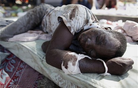 Haiti'de İnsanlar su ve gıda için savaşıyor. Cesetler ise kepçeyle toplanıyor 