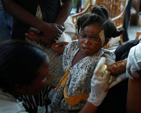 Haiti'de İnsanlar su ve gıda için savaşıyor. Cesetler ise kepçeyle toplanıyor 