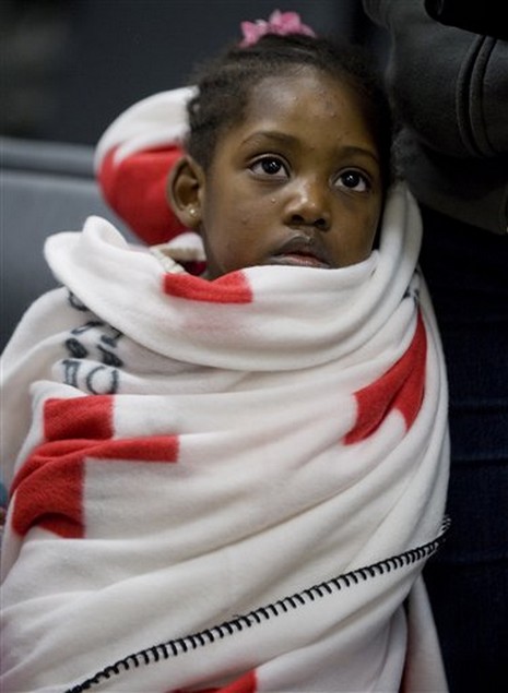 Haiti'de İnsanlar su ve gıda için savaşıyor. Cesetler ise kepçeyle toplanıyor 