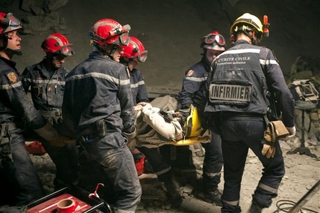 Haiti'de İnsanlar su ve gıda için savaşıyor. Cesetler ise kepçeyle toplanıyor 