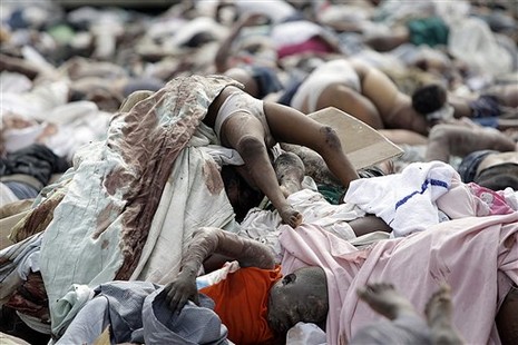 Haiti'de İnsanlar su ve gıda için savaşıyor. Cesetler ise kepçeyle toplanıyor 