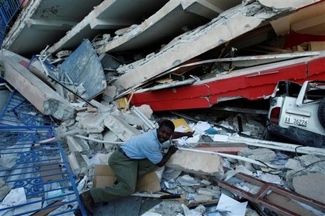 Haiti'de İnsanlar su ve gıda için savaşıyor. Cesetler ise kepçeyle toplanıyor 