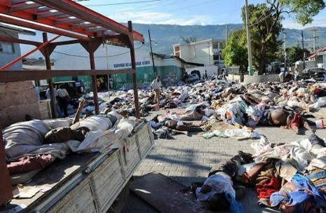 Haiti'de İnsanlar su ve gıda için savaşıyor. Cesetler ise kepçeyle toplanıyor 